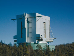 Abb. 4: Der 50 m hohe Schutzbau des Large Binocular Telescope (LBT) auf dem Mount Graham in Arizona. Das Gebäude beherbergt das größte Einzelteleskop der Welt, an dessen Bau und Nutzung das MPIA maßgeblich beteiligt ist.