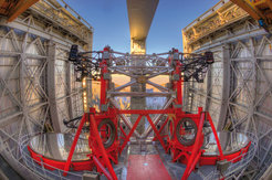 Abb. 5: Die gewaltige Konstruktion des LBT in seinem Schutzbau. Im Gegensatz zu den bisherigen Großteleskopen trägt sie gleich zwei Hauptspiegel mit je 8.4 m Durchmesser auf einer Montierung.