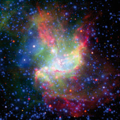 Abb. 6: Diese Sternentstehungsregion befindet sich in der Großen Magellanschen Wolke, einer Galaxie in der Nachbarschaft unserer Milchstraße. Das Bild ist eine Überlagerung aus Aufnahmen im sichtbaren Licht mit Großteleskopen in Chile, Aufnahmen des Satelliten SPITZERim Infraroten, und Aufnahmen des Weltraumobservatoriums XMM-Newton im Röntgenlicht. Aus solchen Bildern kann man ableiten, wie die Entstehung neuer Sterne im Laufe von Jahrmillionen abläuft.
