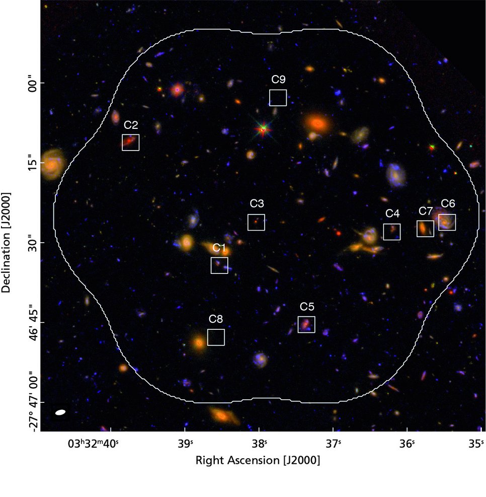 Abbildung 2: Hubble Ultra Deep Field mit Markierungen an den Orten der zehn mit Millimeterstrahlung nachgewiesenen Galaxien. (An einem der markierten Orte, C2, stehen zwei Galaxien hintereinander.)