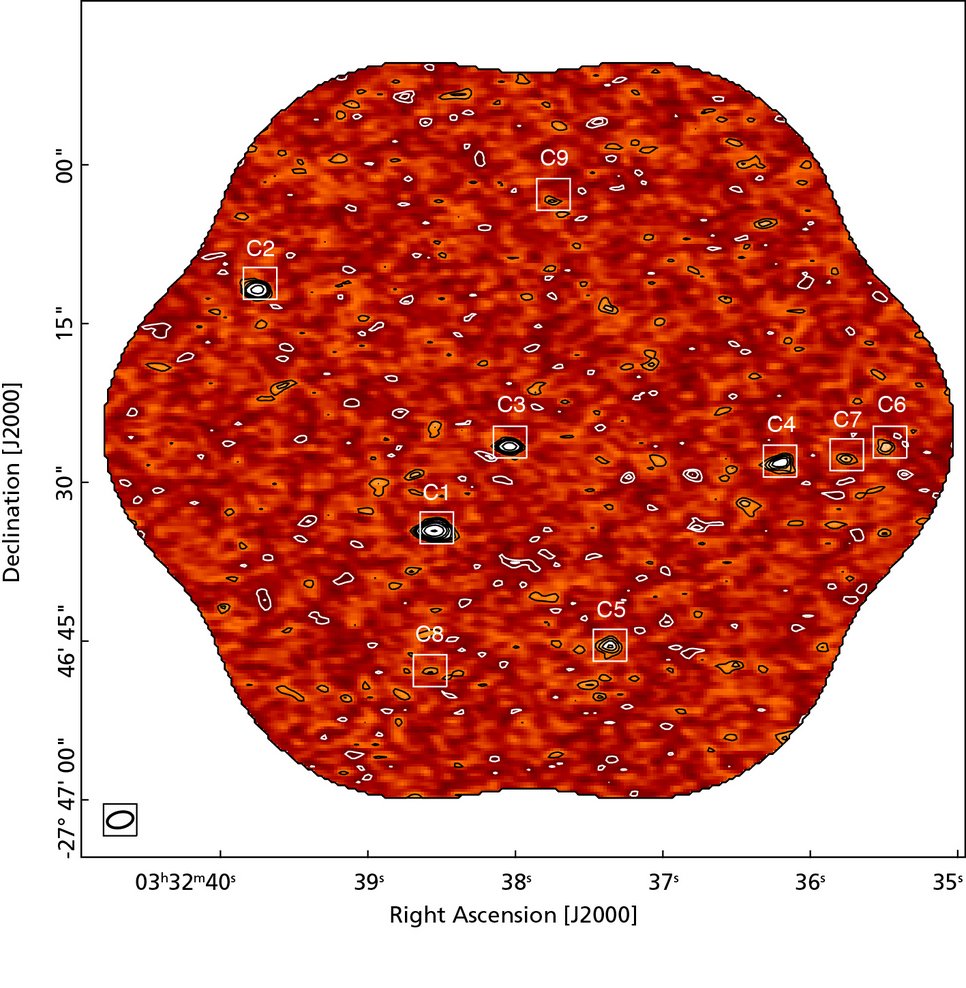 Abbildung 3: Signal-zu-Rauschen-Karte der ALMA-Abbildung des betrachteten Ausschnitts aus dem Hubble Ultra Deep Field bei 1,2 Millimetern. Schwarze und weiße Konturen zeigen positive und negative Helligkeitswerte. (Negative Werte sind ein Artefakt des Messprinzips von ALMA, das Strahlungsflüsse auf großen Skalen nicht nachweisen kann.) Konturen entsprechen einer Helligkeit von 12,7 μJy pro Antennenstrahl malgenommen mit ±2, 3, 4, 5, 8, 12, 20 bzw. 40. Die Kästchen zeigen die Positionen der nachgewiesenen Quellen. C2 enthält zwei der Galaxien, die im Text erwähnt werden.