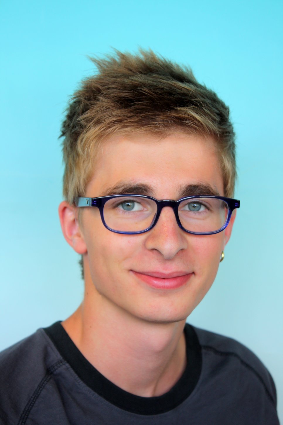 Felix Sennhenn- schloß seine Ausbildung zum Feinmechaniker-Gesellen im Jahr 2016 ab und erhielt den Azubi-Preis der Max-Planck-Gesellschaft für seine besondere Leistungen.