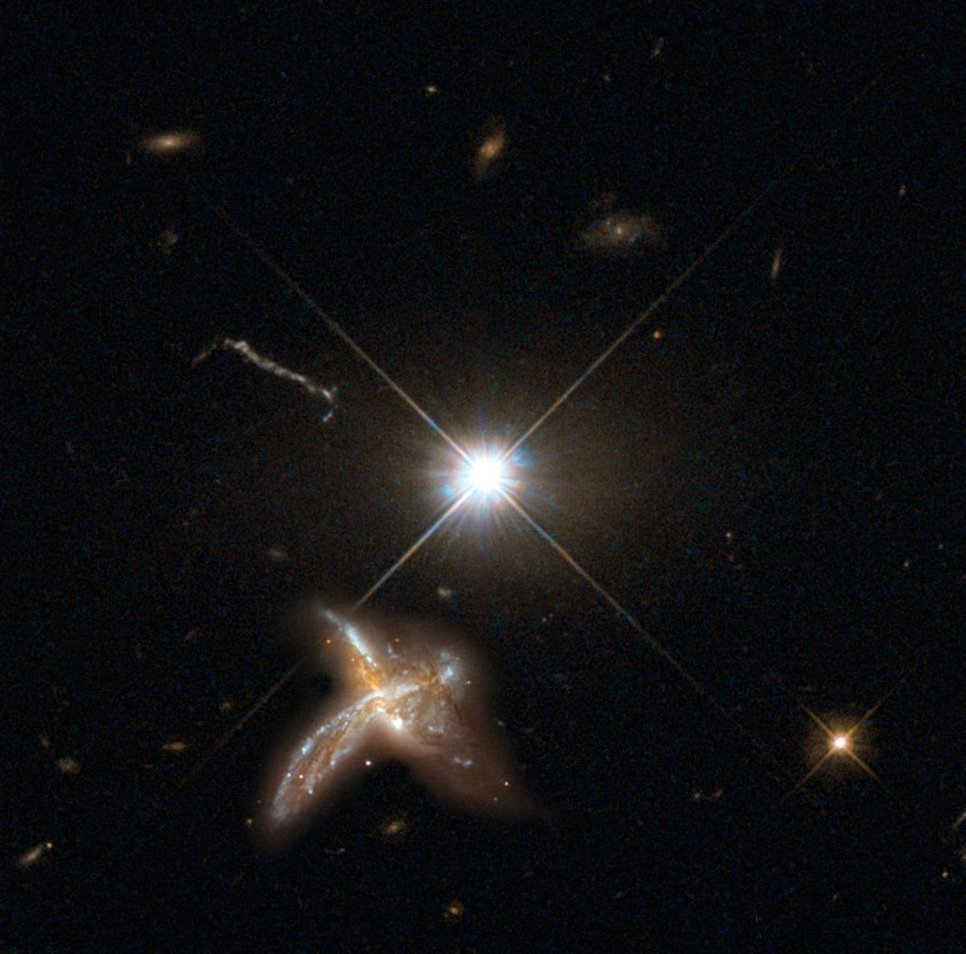 Abbildung 1: Künstlerische Darstellung eines Quasars mit benachbarten verschmelzenden Galaxien. Die von Decarli und Kollegen beobachteten Galaxien sind soweit entfernt, dass derzeit keine detaillierten Bilder möglich sind. Diese Montage gibt einen Eindruck davon, wie sie aus der Nähe aussehen würden.