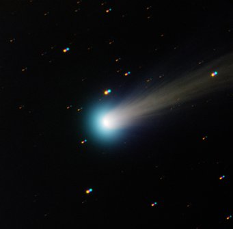 Bild des Kometen C/2012 S1 (ISON), aufgenommen mit dem TRAPPIST-Süd-Teleskop am La Silla-Observatorium der ESO im Jahre 2013. Dieser Komet stammt wahrscheinlich aus der Oort'schen Wolke, befindet sich aber definitiv nicht auf Kollisionskurs mit der Erde. Er zeigt das typische Erscheinungsbild von Kometen, die im inneren Sonnensystem ankommen: einen riesigen Schweif aus Gas und Staub. Bild des Kometen C/2012 S1 (ISON), aufgenommen mit dem TRAPPIST-Süd-Teleskop am La Silla-Observatorium der ESO im Jahre 2013. Dieser Komet stammt wahrscheinlich aus der Oort'schen Wolke, befindet sich aber definitiv nicht auf Kollisionskurs mit der Erde. Er zeigt das typische Erscheinungsbild von Kometen, die im inneren Sonnensystem ankommen: einen riesigen Schweif aus Gas und Staub.