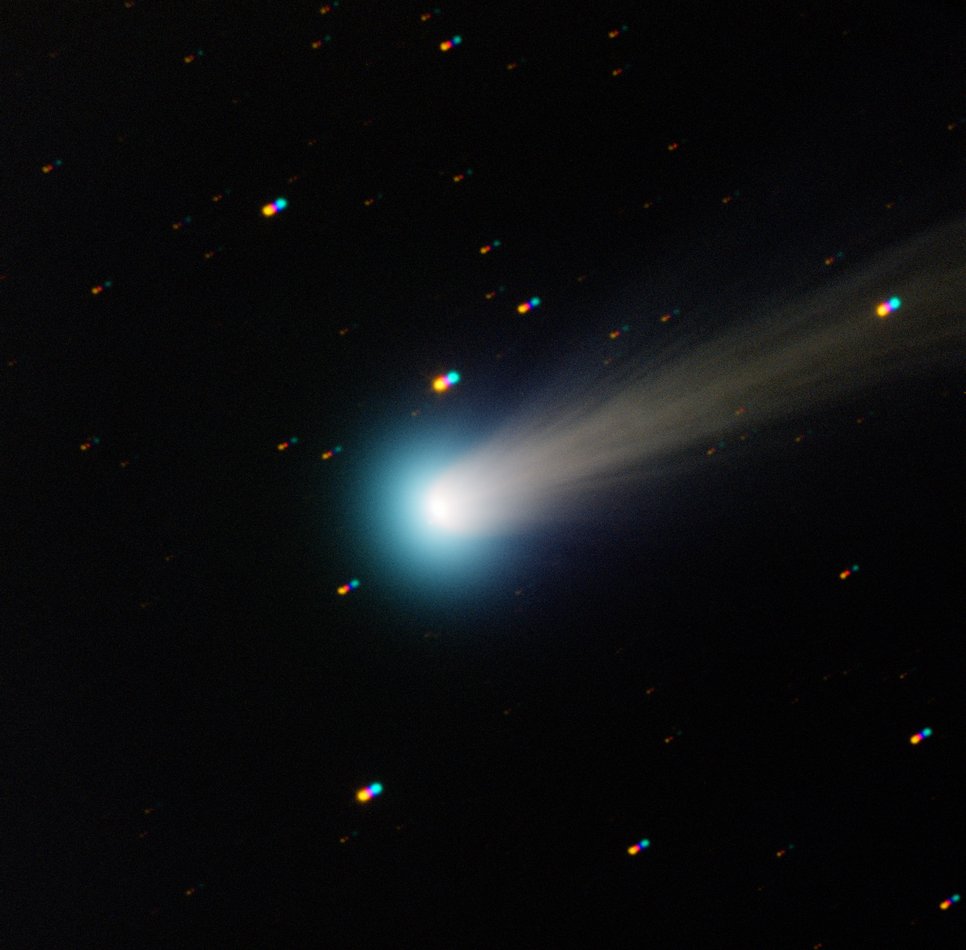 Bild des Kometen C/2012 S1 (ISON), aufgenommen mit dem TRAPPIST-Süd-Teleskop am La Silla-Observatorium der ESO im Jahre 2013. Dieser Komet stammt wahrscheinlich aus der Oort'schen Wolke, befindet sich aber definitiv nicht auf Kollisionskurs mit der Erde. Er zeigt das typische Erscheinungsbild von Kometen, die im inneren Sonnensystem ankommen: einen riesigen Schweif aus Gas und Staub.
