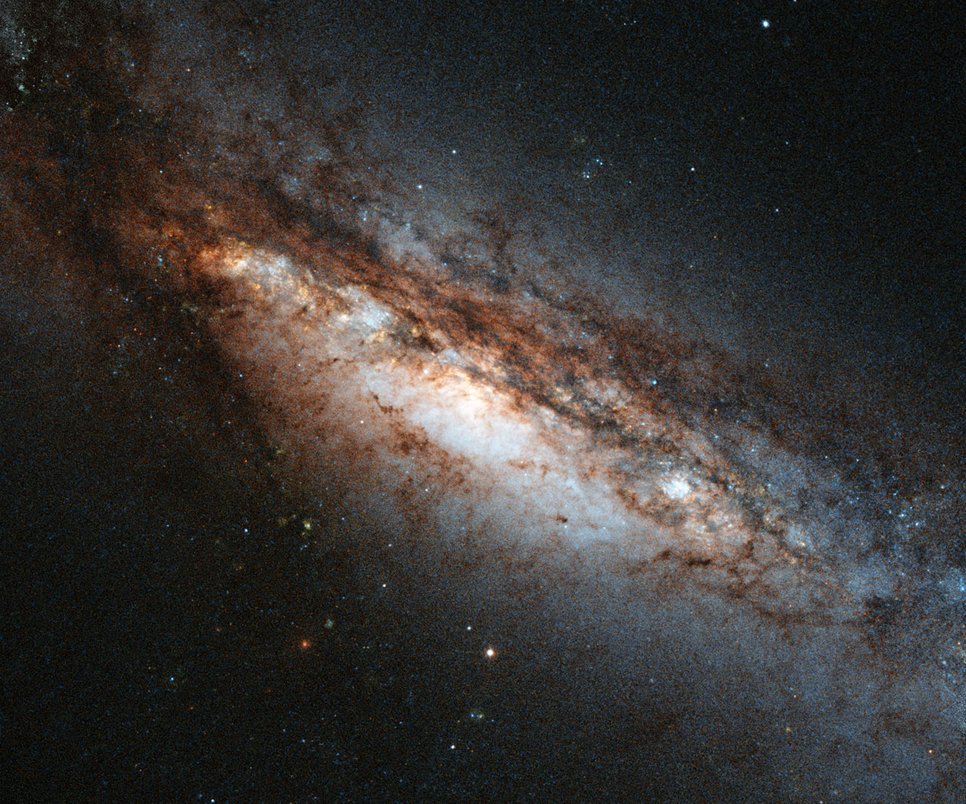 Die Galaxie NGC 660 – in dieser und anderen Galaxien hängt die Entstehung neuer Sterne mit der Evolution des zentralen Schwarzen Lochs der Galaxie zusammen.