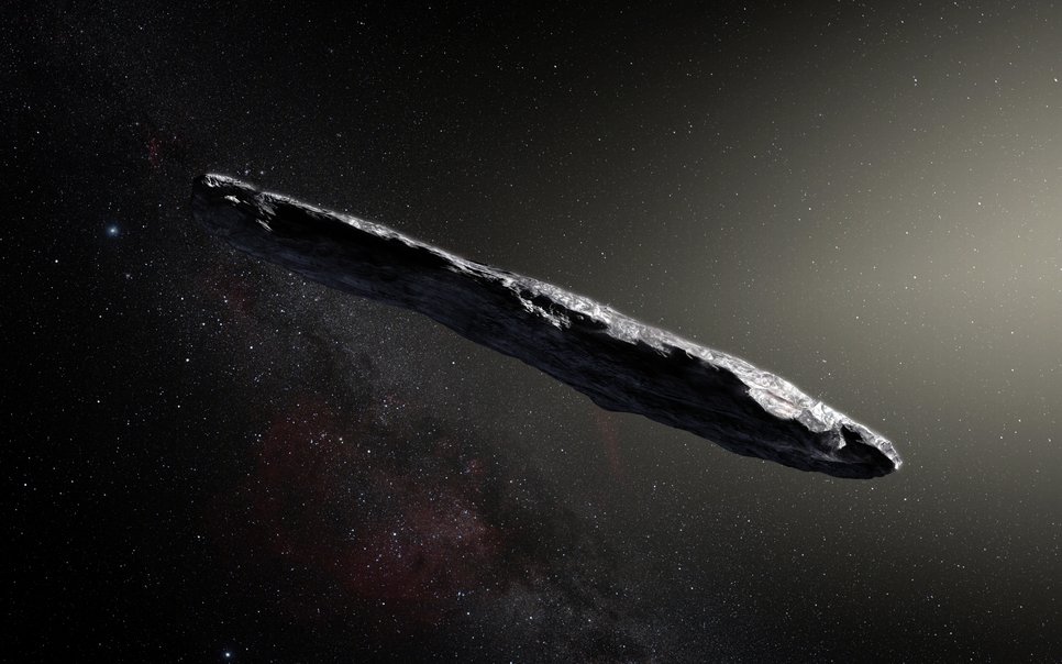 Künstlerische Darstellung des interstellaren Objekts Oumuamua. Das Objekt sieht sieht entweder so langgestreckt aus wie in diesem Bild oder aber ist eine Art flacher Pfannkuchen.