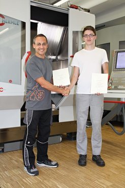Der Ausbildungsleiter der Feinwerktechnik, Stefan Meister (links) und Azubi-Preisträger Lukas Reichert.