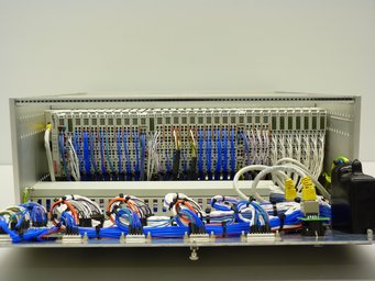19”-Einheit mit PLC-Modulen (speicherprogrammierbare Steuerung) und interne Verkabelung. 19”-Einheit mit PLC-Modulen (speicherprogrammierbare Steuerung) und interne Verkabelung.