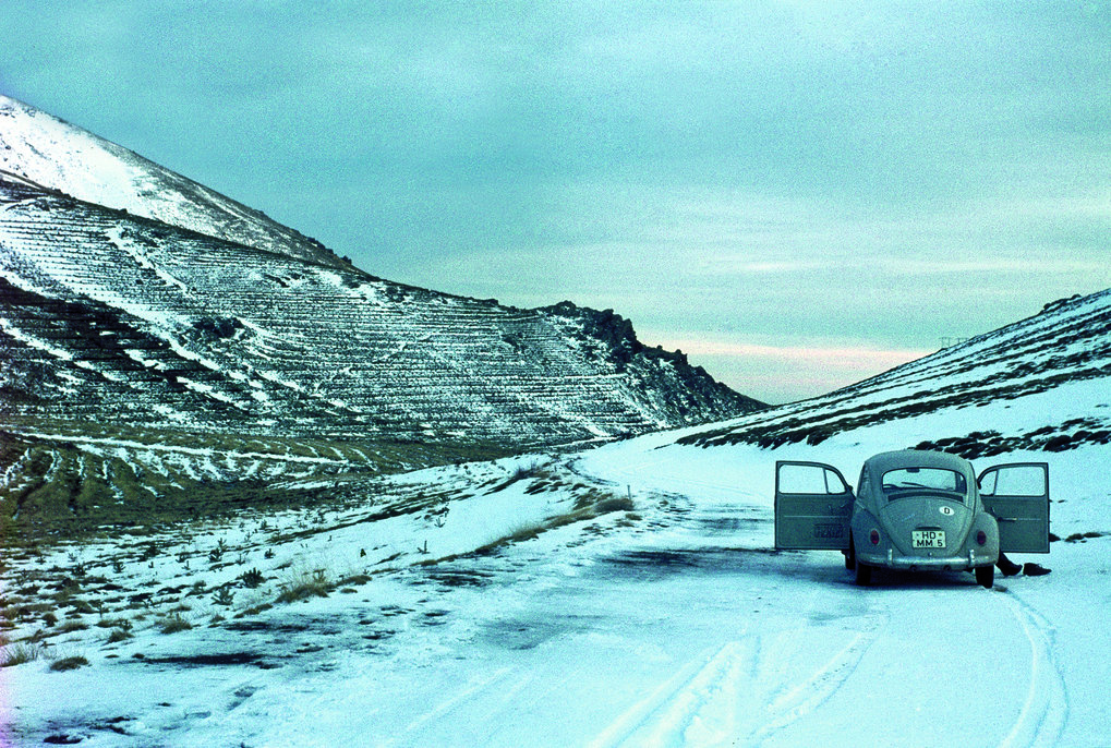 Standortsuche in Spanien mit dem Dienst-„Käfer“. Kurt Birkle und Kurt Voelcker vor dem schneebedingt unpassierbaren Puerto de la Ragua in der Sierra Nevada am 31. Januar 1970. Am gleichen Tag „entdeckten“ die beiden den Calar Alto. © Kurt Birkle