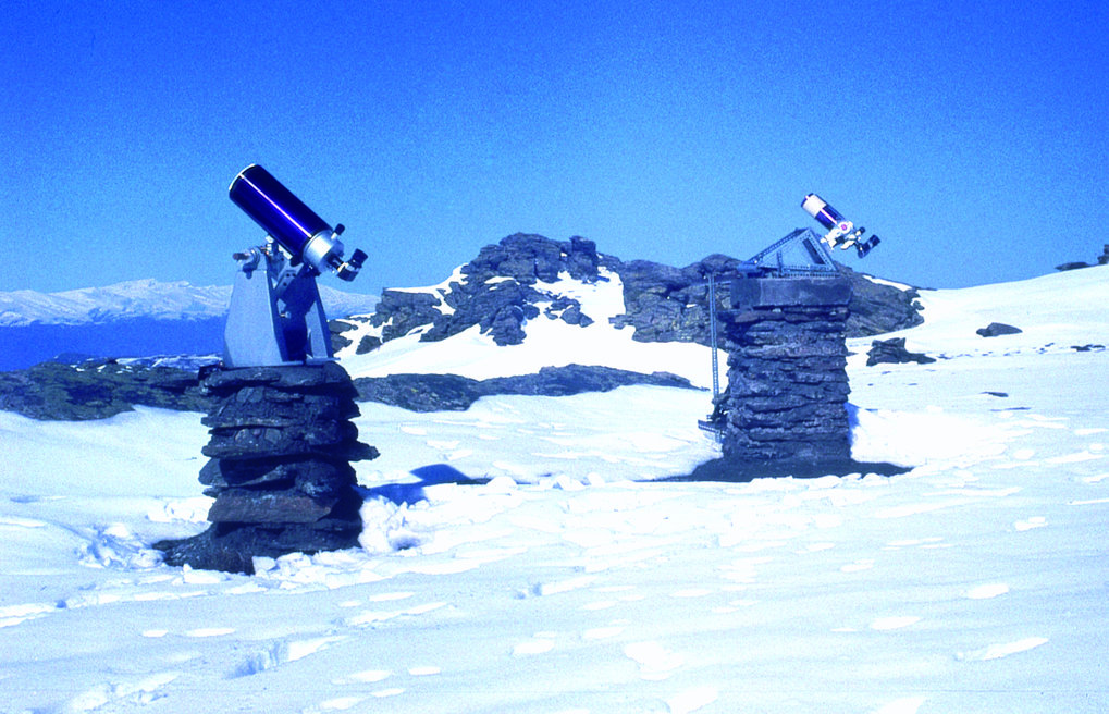 Photographische Seeing-Monitore auf dem Calar Alto im Winter 1970–1971. Im Hintergrund links die Sierra Nevada mit Spaniens höchsten Bergen (bis fast 3500 m) in 70 km Entfernung. © Kurt Birkle