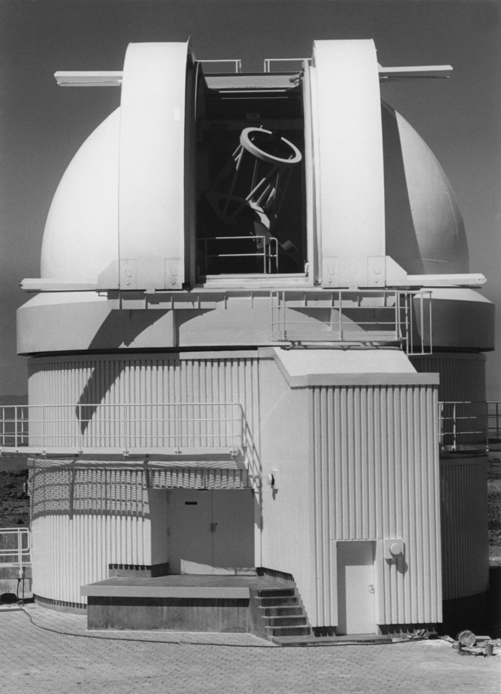 Das erste Kuppelgebäude auf dem Calar Alto beherbergt das 1.23-m-Teleskop. Es wurde vom spanischen Architekturbüro S. Margarit, Barcelona, entworfen und von der Firma Dragados gebaut. Die 11-m-Stahlkuppel baute die Firma Dillinger aus Saarlouis, die später auch die Kuppeln für die größeren Teleskope lieferte. © Kurt Birkle