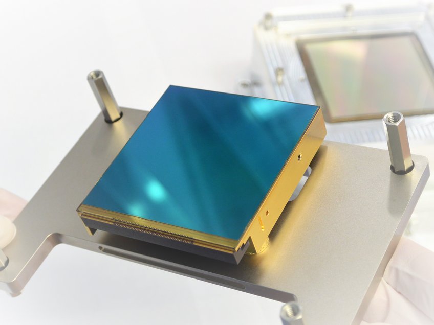 A HAWAII-4RG infrared detector, sensitive in the wavelength range from 0.8 – 2.4 µm. With 4k x 4k pixels it is the world’s largest IR detector available. It will be used in the instrument PANIC, which is upgraded for Calar Alto Observatory in Spain. A HAWAII-4RG infrared detector, sensitive in the wavelength range from 0.8 – 2.4 µm. With 4k x 4k pixels it is the world’s largest IR detector available. It will be used in the instrument PANIC, which is upgraded for Calar Alto Observatory in Spain.