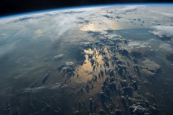 Schrägansicht auf die Erde von der Internationalen Raumstation; 3. Juni 2016. Schrägansicht auf die Erde von der Internationalen Raumstation; 3. Juni 2016.