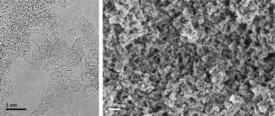 Elektronenmikroskopische Aufnahmen der künstlichen kosmischen Staubkörner in verschiedenen Auflösungen (Transmissionselektronenmikroskopie links, Rasterelektronenmikroskopie rechts). Beide Aufnahmen zeigen die komplexen Oberflächenstrukturen der Körner, die im Vergleich mit einfachen, kompakten Formen zu extrem großen Oberflächen führen.