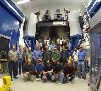 Das LN-Team nach erfolgreicher Begutachtung des LINC-NIRVANA-Instruments, dessen großen Ausmaße man im Hintergrund erkennt. Das LN-Team nach erfolgreicher Begutachtung des LINC-NIRVANA-Instruments, dessen großen Ausmaße man im Hintergrund erkennt.