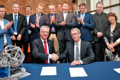 Unterzeichnung der Vereinbarung zur Entwicklung von METIS durch H. W. (Willem) te Beest, den Vizepräsidenten der Universität Leiden (rechts), stellvertretend für das METIS-Konsortium, und ESO-Generaldirektor Tim de Zeeuw.