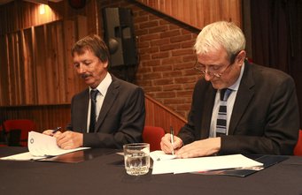 Unterzeichnung der Kooperationsvereinbarung zwischen MPIA-Direktor Thomas Henning (links) und dem Rektor der Universität Valparaiso, Aldo Valle, am 2. Oktober 2015. Unterzeichnung der Kooperationsvereinbarung zwischen MPIA-Direktor Thomas Henning (links) und dem Rektor der Universität Valparaiso, Aldo Valle, am 2. Oktober 2015.