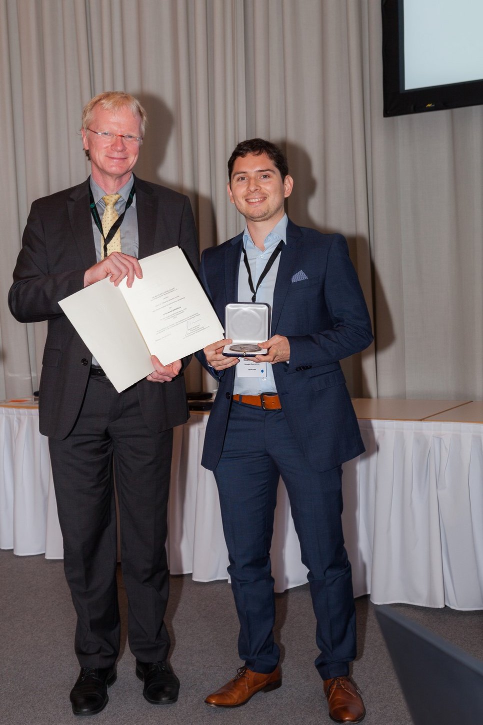 MPG-Vizepräsident Prof. Dr. Ferdi Schüth (links) und Dr. Eduardo Enrique Banados Torres bei der Preisverleihung in Saarbrücken im Juni 2016
