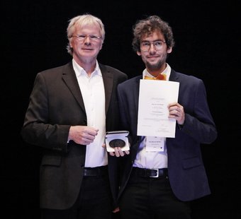 Otto-Hahn-Preisträger Paul Molliere (rechts) bei der Preisverleihung durch MPG-Vizepräsident Ferdi Schüth. Otto-Hahn-Preisträger Paul Molliere (rechts) bei der Preisverleihung durch MPG-Vizepräsident Ferdi Schüth.
