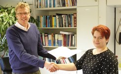 Übergabe der Urkunde des Azubi-Preises von Direktor Hans-Walter Rix an Tina Brill