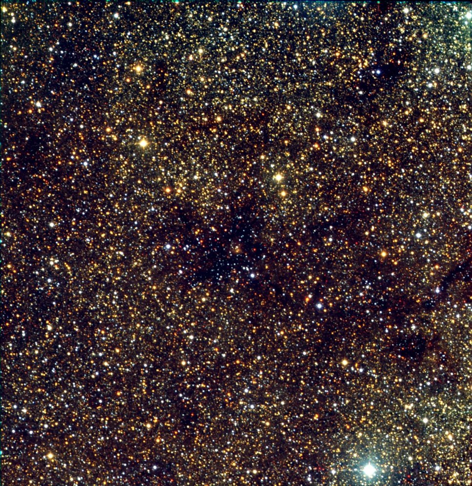Die helle Infrarotquelle RAFGL 5475, aufgenommen mit PANIC am 2,2m-Teleskop in den Filtern J, H und Ks. Größe des Gesichtsfelds 15´ × 15´. Dieses Bild zeigt die ausgezeichnete Bildqualität des Instruments.