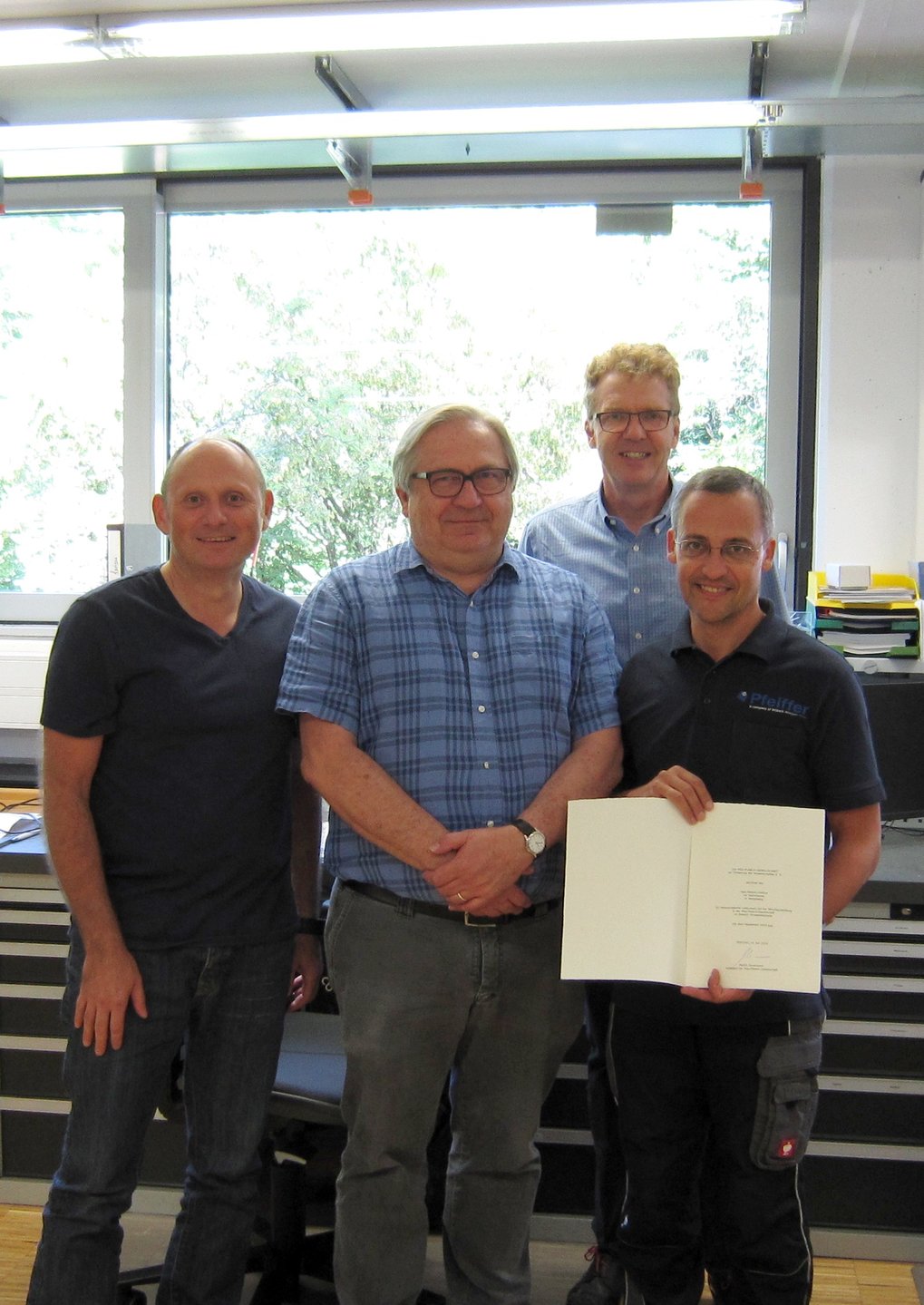 Auszeichnung für die Feinwerktechnik (FWT): Im Bild von links nach rechts: Armin Böhm (Leiter der FWT), Martin Kürster (Leiter der Technischen Abteilungen), Hans-Walter Rix (Geschäftsführender Direktor des MPIA) und Stefan Meister (Ausbildungsleiter der FWT)