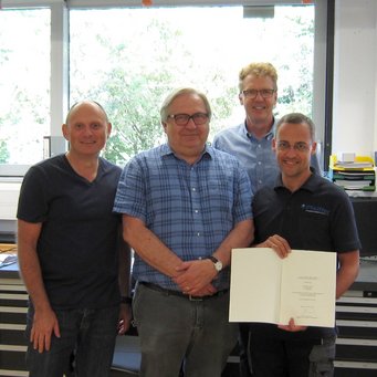 Auszeichnung für die Feinwerktechnik (FWT): Im Bild von links nach rechts: Armin Böhm (Leiter der FWT), Martin Kürster (Leiter der Technischen Abteilungen), Hans-Walter Rix (Geschäftsführender Direktor des MPIA) und Stefan Meister (Ausbildungsleiter der FWT) Auszeichnung für die Feinwerktechnik (FWT): Im Bild von links nach rechts: Armin Böhm (Leiter der FWT), Martin Kürster (Leiter der Technischen Abteilungen), Hans-Walter Rix (Geschäftsführender Direktor des MPIA) und Stefan Meister (Ausbildungsleiter der FWT)