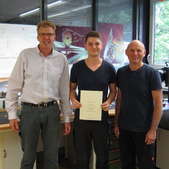 Der Azubi-Preisträger der MPG, Leon Schädel (Bildmitte), mit MPIA-Direktor Hans-Walter-Rix (links) und dem Leiter der Feinwerktechnik Armin Böhm (rechts). Der Azubi-Preisträger der MPG, Leon Schädel (Bildmitte), mit MPIA-Direktor Hans-Walter-Rix (links) und dem Leiter der Feinwerktechnik Armin Böhm (rechts).