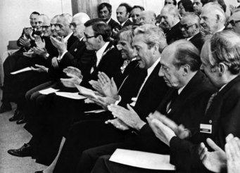 Reimar Lüst bei der Einweihung des MPIA (Fünfter von rechts in der vorderen Reihe) Reimar Lüst bei der Einweihung des MPIA (Fünfter von rechts in der vorderen Reihe)