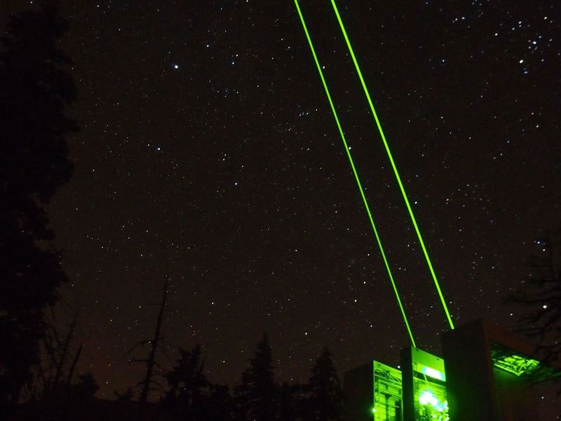 Abbildung 1: ARGOS in Aktion: Die starken Laser erzeugen künstliche Leitsterne für die adaptive Optik am Himmel über dem Teleskop. Abbildung 1: ARGOS in Aktion: Die starken Laser erzeugen künstliche Leitsterne für die adaptive Optik am Himmel über dem Teleskop.