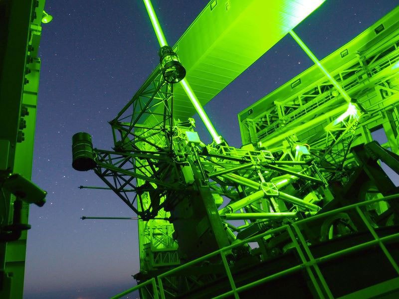 Abbildung 2: Blick aus dem Inneren des LBT-Gebäudes während des Betriebs der ARGOS-Laser. Abbildung 2: Blick aus dem Inneren des LBT-Gebäudes während des Betriebs der ARGOS-Laser.