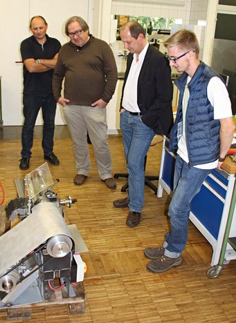 Der Preisträger Felix Sennhenn (vorne) bei der Demonstration seiner selbstgebauten Drehmaschine. Der Preisträger Felix Sennhenn (vorne) bei der Demonstration seiner selbstgebauten Drehmaschine.