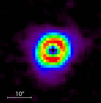 Abbildung 1: Infrarotbild (Falschfarben) von HD 95086, aufgenommen mit dem ESA-Weltraumteleskop Herschel. Aus diesem und weiteren Herschelbildern konnten Su und ihre Kollegen den Aufbau des Systems mit seinen zwei Staubgürteln und großem Staubhalo ableiten. Abbildung 1: Infrarotbild (Falschfarben) von HD 95086, aufgenommen mit dem ESA-Weltraumteleskop Herschel. Aus diesem und weiteren Herschelbildern konnten Su und ihre Kollegen den Aufbau des Systems mit seinen zwei Staubgürteln und großem Staubhalo ableiten.