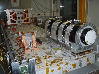 Aufbau des Infrarot-Spektrographen von CARMENES am Instituto de Astrofísica de Andalucía (IAA) in Granada, Spanien, vor dem Transport zum Calar Alto. Die in der Abbildung gezeigte optische Bank befindet sich jetzt in einem Vakuumtank bei einer konstanten Temperatur von -130°C. Aufbau des Infrarot-Spektrographen von CARMENES am Instituto de Astrofísica de Andalucía (IAA) in Granada, Spanien, vor dem Transport zum Calar Alto. Die in der Abbildung gezeigte optische Bank befindet sich jetzt in einem Vakuumtank bei einer konstanten Temperatur von -130°C.