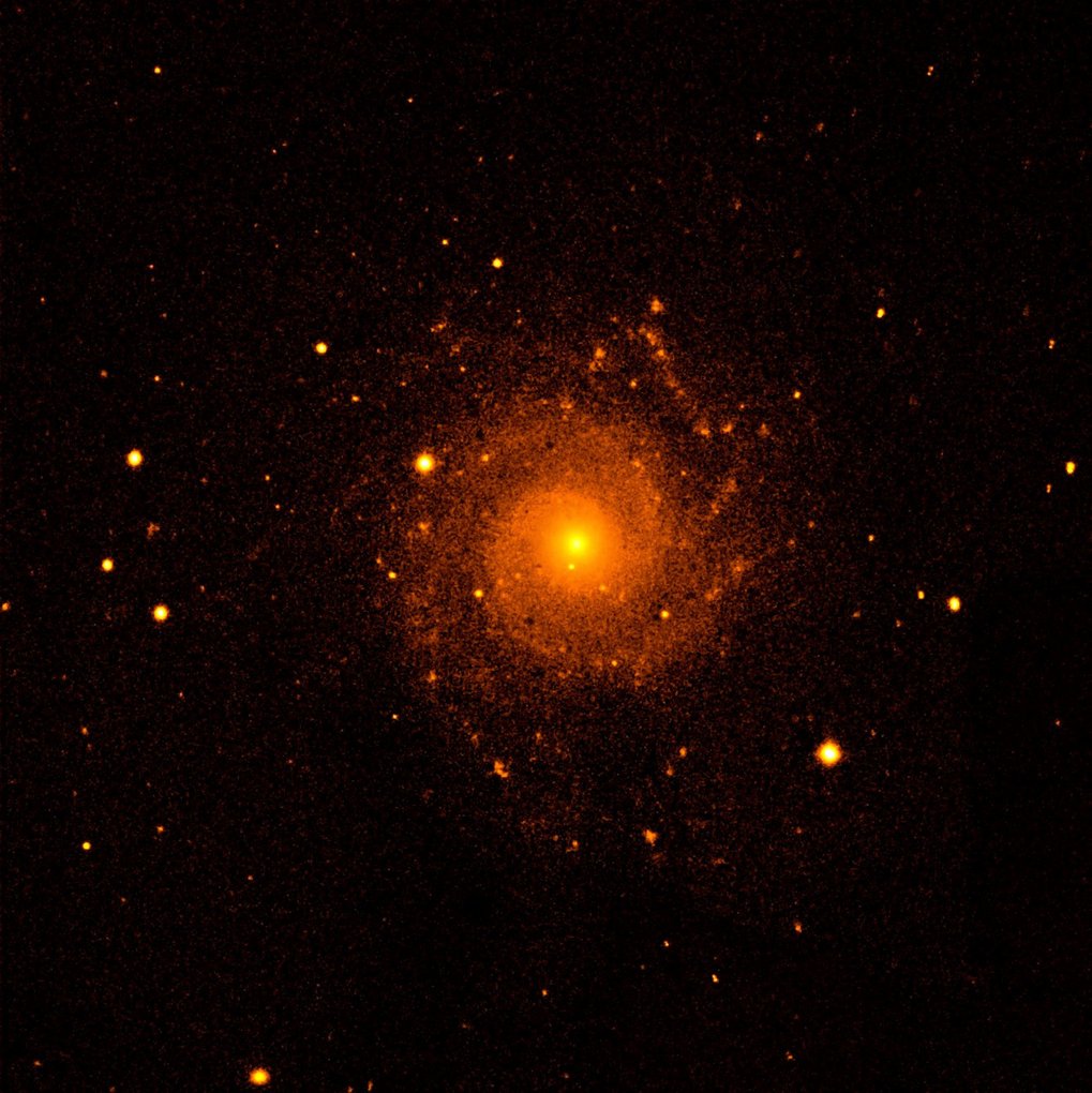 Abbildung. 2: Die etwa 35 Millionen Lichtjahre entfernte Spiralgalaxie Messier 74 (NGC 628) im Sternbild Fische. Auch diese PANIC-Nah-Infrarot-Aufnahme entstand am 6. November 2014 (23:55 UT). Mit ihrem großen scheinbaren Durchmesser ist ein Gesamtbild dieser Galaxie eher etwas für kleinere Teleskope. Bei PANIC passt sie hingegen bereits auf einen der vier Detektoren. Zwei Aufnahmen mit nur jeweils 30 Sekunden Belichtungszeit wurden kombiniert. Die Intensität des im Infrarot beträchtlichen Himmelshintergrundes liegt hier um den Faktor 30 höher als der helle Galaxienkern. Eine relativ schnelle Korrektur dieses Störsignals gelingt durch dessen Messung auf dem gleichen Detektor, während das Objekt abwechselnd auf einem anderen Detektor aufgenommen wird. Zwischen den Einzelbildern wird die Blickrichtung des Teleskops entsprechend verschoben.