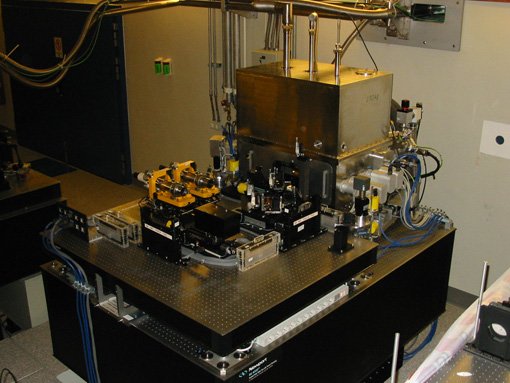 Abbildung 2: Das komplexe MIDI Instrument im Interferometrielabor des Very Large Telescope (VLT) auf dem Paranal in Chile. Abbildung 2: Das komplexe MIDI Instrument im Interferometrielabor des Very Large Telescope (VLT) auf dem Paranal in Chile.