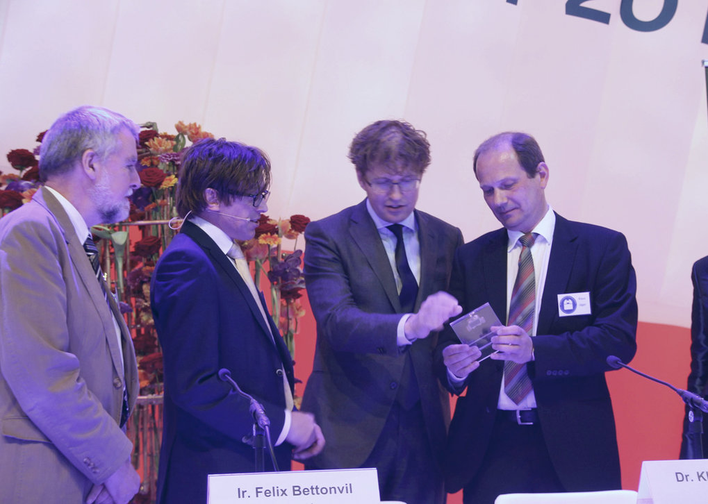 Abbildung 2: Offizielle Übergabe des niederländischen Beitrages für MATISSE am 10. April auf der Hannover Messe. Von links nach rechts: Wilfried Boland (NOVA Director), Felix Bettonvil (Leiden Observatory), Sander Dekker (Niederländischer Staatssekretär für Wissenschaft und Forschung), Klaus Jäger (Max- Planck-Institut für Astronomie).