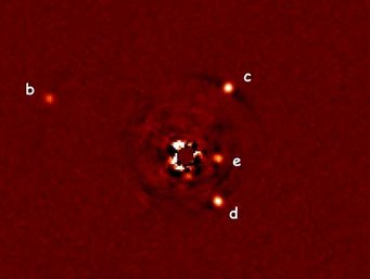 Seit kurzem sind Astronomen in der Lage, Exoplaneten nicht nur mit indirekten Methoden nachzuweisen, sondern auch auf Aufnahmen direkt sichtbar zu machen - wie hier am Beispiel des Planetensystems (b, c, d, e) um den Stern HR8799 (Mitte), der mithilfe einer Maske weitgehend ausgeblendet wurde. Die Aufnahme entstand mit dem Large Binocular Telescope (LBT), an dem das MPIA beteiligt ist.Im nächsten Schritt geht es darum, das Licht dieser Planeten spektral zu untersuchen, um z.B. die Zusammensetzung ihrer Atmosphären zu studieren. Wird man dort geeignete Bedingungen für mögliche Lebenformen finden? Seit kurzem sind Astronomen in der Lage, Exoplaneten nicht nur mit indirekten Methoden nachzuweisen, sondern auch auf Aufnahmen direkt sichtbar zu machen - wie hier am Beispiel des Planetensystems (b, c, d, e) um den Stern HR8799 (Mitte), der mithilfe einer Maske weitgehend ausgeblendet wurde. Die Aufnahme entstand mit dem Large Binocular Telescope (LBT), an dem das MPIA beteiligt ist.Im nächsten Schritt geht es darum, das Licht dieser Planeten spektral zu untersuchen, um z.B. die Zusammensetzung ihrer Atmosphären zu studieren. Wird man dort geeignete Bedingungen für mögliche Lebenformen finden?