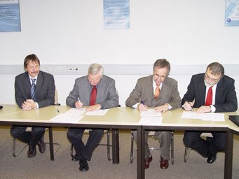 Abb. 3: Die Unterzeichnung der JWST-Verträge bei C. ZEISS in Oberkochen. V.l.n.r.: Prof. Henning (MPIA), Prof. Lemke (MPIA), Dr. Kötter (C. ZEISS), Dr. Wiemer (C.ZEISS) Abb. 3: Die Unterzeichnung der JWST-Verträge bei C. ZEISS in Oberkochen. V.l.n.r.: Prof. Henning (MPIA), Prof. Lemke (MPIA), Dr. Kötter (C. ZEISS), Dr. Wiemer (C.ZEISS)