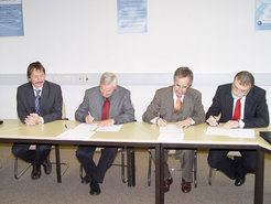 Abb. 3: Die Unterzeichnung der JWST-Verträge bei C. ZEISS in Oberkochen. V.l.n.r.: Prof. Henning (MPIA), Prof. Lemke (MPIA), Dr. Kötter (C. ZEISS), Dr. Wiemer (C.ZEISS)