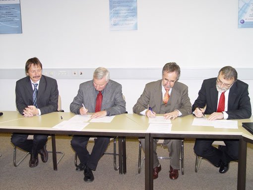 Abb. 3: Die Unterzeichnung der JWST-Verträge bei C. ZEISS in Oberkochen. V.l.n.r.: Prof. Henning (MPIA), Prof. Lemke (MPIA), Dr. Kötter (C. ZEISS), Dr. Wiemer (C.ZEISS)