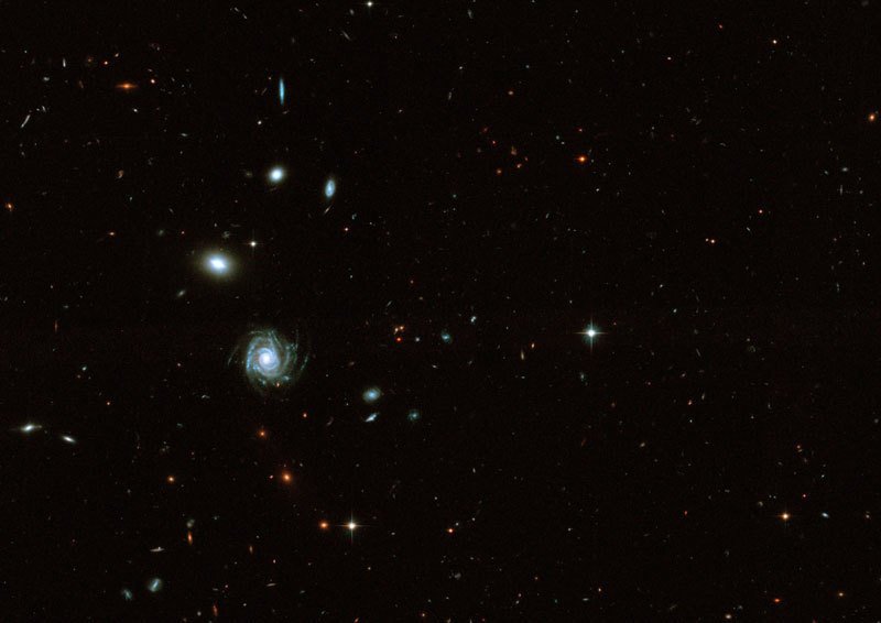 Abb.2: Ausschnitt aus dem GEMS-Survey, einer tiefen Durchmusterung des Himmels mit dem HUBBLE Weltraumteleskop zur Untersuchung ferner Galaxien und deren Entwicklung Abb.2: Ausschnitt aus dem GEMS-Survey, einer tiefen Durchmusterung des Himmels mit dem HUBBLE Weltraumteleskop zur Untersuchung ferner Galaxien und deren Entwicklung