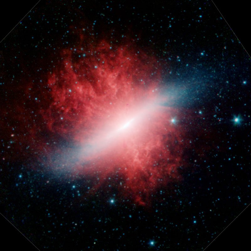 Abb.3: Die Galaxie M 82 ist gekennzeichnet durch spektakuläre explosionsartige Strukturen.