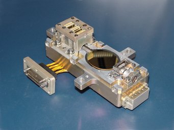 Bild 2: Die Heidelberger Astronomen sind an der Entwicklung des PACS-Instruments auf HERSCHEL maßgeblich beteiligt. Sie entwickelten den »Chopper«, der ohne jede Wartung und über Jahre hinweg bei tiefsten Temperaturen mit höchster Präzision arbeiten soll. Bild 2: Die Heidelberger Astronomen sind an der Entwicklung des PACS-Instruments auf HERSCHEL maßgeblich beteiligt. Sie entwickelten den »Chopper«, der ohne jede Wartung und über Jahre hinweg bei tiefsten Temperaturen mit höchster Präzision arbeiten soll.