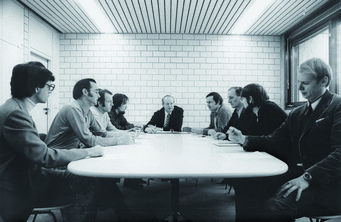 Institute meeting in the newly founded MPIA with Thorsten Neckel (third from left).From left all colleagues (with their former tasks): Karl-Heinz Sorg (Head of Administration), Josef Solf (Spectroscopy, Bipolar Nebulae), Thorsten Neckel (Gamsberg, LB stars), Hans Hippelein (Fabry-Perot), Hans Elsässer (Director), Dietrich Lemke (THISBE, HII regions), Klaus Bahner (Telescopes), Christoph Leinert (HELIOS, Zodiacal Light), Ronald Weinberger (Bipolar Nebulae). Translated with www.DeepL.com/Translator (free version) Institute meeting in the newly founded MPIA with Thorsten Neckel (third from left).From left all colleagues (with their former tasks): Karl-Heinz Sorg (Head of Administration), Josef Solf (Spectroscopy, Bipolar Nebulae), Thorsten Neckel (Gamsberg, LB stars), Hans Hippelein (Fabry-Perot), Hans Elsässer (Director), Dietrich Lemke (THISBE, HII regions), Klaus Bahner (Telescopes), Christoph Leinert (HELIOS, Zodiacal Light), Ronald Weinberger (Bipolar Nebulae). Translated with www.DeepL.com/Translator (free version)