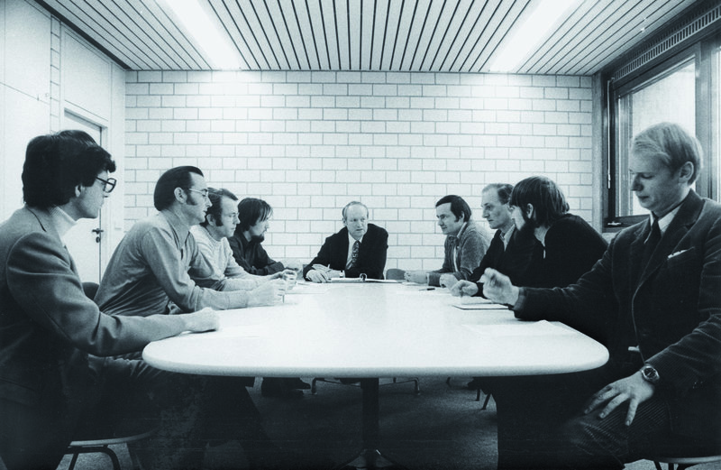 Institutsbesprechung im neu gegründeten MPIA mit Thorsten Neckel (dritter von links). Von links alle Kollegen (mit ihren damaligen Aufgaben): Karl-Heinz Sorg (Verwaltungsleiter), Josef Solf (Spektroskopie, Bipolare Nebel), Thorsten Neckel (Gamsberg, OB-Sterne), Hans Hippelein (Fabry-Perot), Hans Elsässer (Direktor), Dietrich Lemke (THISBE, HII-Regionen), Klaus Bahner (Teleskope), Christoph Leinert (HELIOS, Zodiakallicht), Ronald Weinberger (Bipolare Nebel).