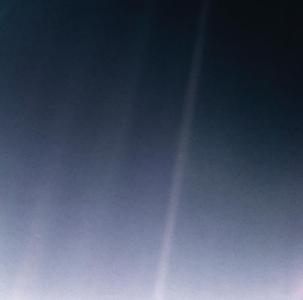 Das "Pale Blue Dot"-Bild zeigt die Erde, fotografiert im Jahre 1990 von der Voyager-Raumsonde. Es verdeutlicht die einzigartige astronomische Perspektive auf die Erde als einen vergleichsweise kleinen bewohnbaren Planeten in der lebensfeindlichen Umgebung des Weltraums. Die Erde ist als winziger Punkt innerhalb eines der Streifen sichtbar. Die Streifen werden durch Streulicht der Sonne verursacht.