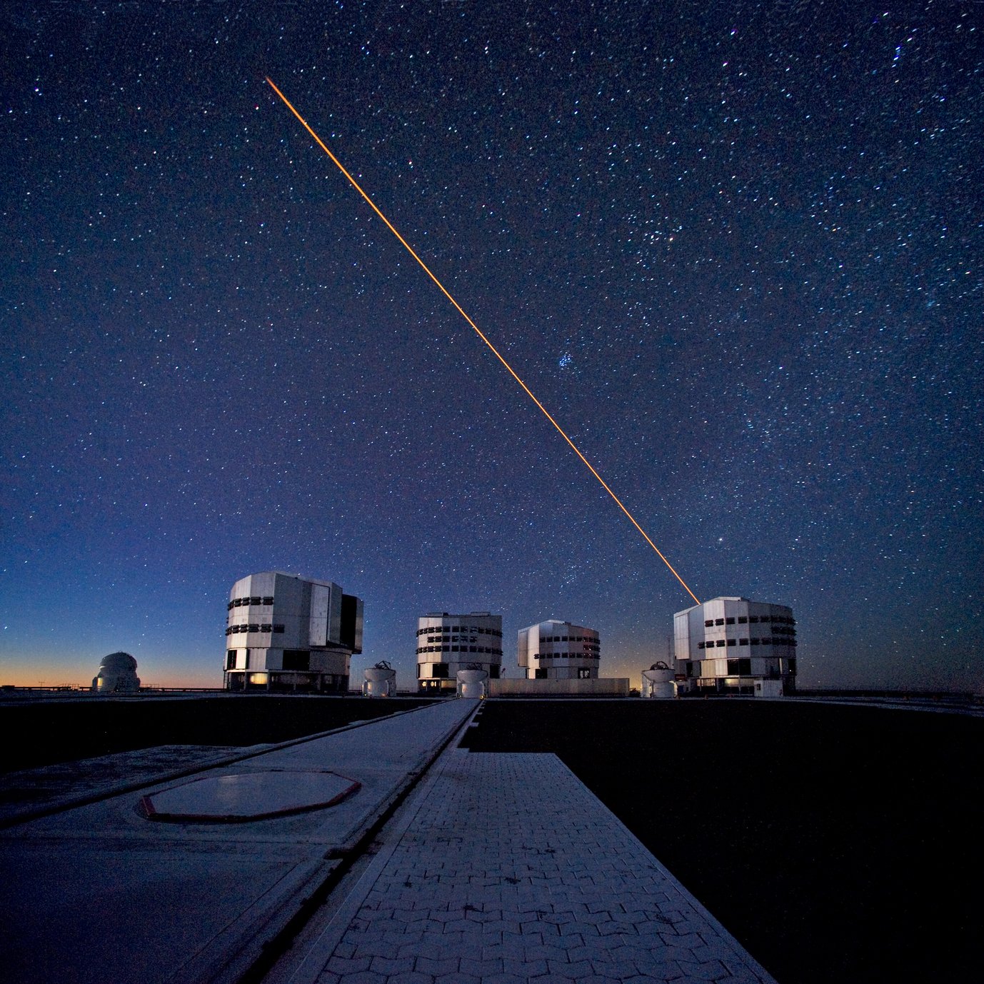 Die vier 8-Meter-Teleskope und vier Hilfsteleskope am Paranal-Observatorium der ESO in Chile. Bei Planungen für zukünftige Beobachtungsprojekte müssen Astronomen die schädlichen Folgen der Klimakrise berücksichtigen.