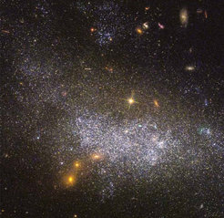 Milchstraße en miniature: Das rund 40 Millionen Lichtjahre entfernte Objekt UGC 5340 gehört zur Klasse der Zwerggalaxien. Diese zeigen eine Vielfalt an Formen – elliptisch, sphärisch, spiralig oder irregulär – und entstanden in kleinen Halos aus dunkler Materie. Zwerggalaxien enthalten die ältesten bekannten Sterne.